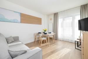 Televízia a/alebo spoločenská miestnosť v ubytovaní Apartamenty Onyx SeaView by Rent like home