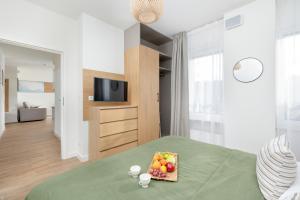 Televízia a/alebo spoločenská miestnosť v ubytovaní Apartamenty Onyx SeaView by Rent like home