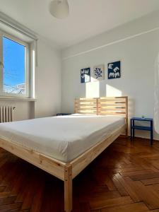1 dormitorio con 1 cama grande en una habitación en 2 Bedrooms Apartment In The Heart Of The City, en Craiova