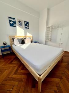 Cama grande en habitación con suelo de madera en 2 Bedrooms Apartment In The Heart Of The City, en Craiova