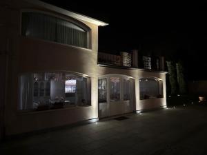 um edifício à noite com as portas da frente iluminadas em Villa Simona 1 em Voghera
