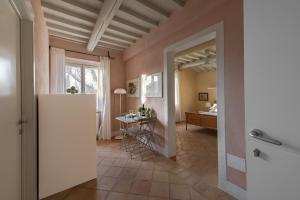 cocina y sala de estar con nevera blanca en Le Versegge Resort, en Braccagni