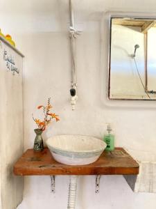 a bathroom with a bowl sink and a mirror at Satori in Barra de Valizas