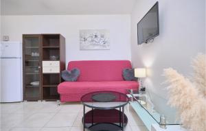un soggiorno con divano rosa e tavolo di Gorgeous Home In Podstrana With House Sea View a Podstrana