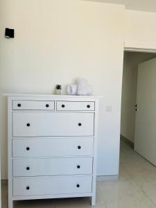 Vestidor blanco en una habitación con una pared blanca en Sliema 2 Bedroom Penthouse, en Sliema