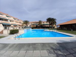 een groot zwembad voor een gebouw bij Cascada de colores in Los Cancajos