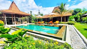 an image of a swimming pool in a villa at VILLA LE PETIT LEON "Authentic Traditional Wooden House" in Pabean Buleleng