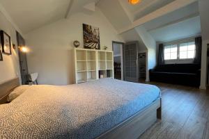 1 dormitorio con 1 cama grande y 1 sofá en Les Sablons - 15pers near Disneyland & Paris, en La Houssaye-en-Brie