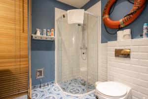 La salle de bains est pourvue d'une douche et de toilettes. dans l'établissement Paulay Deluxe studio, à Budapest