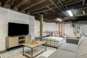 a living room with a tv and a couch and a table at New Near Beach Casino Dunes Zoo& Restaurants in Michigan City