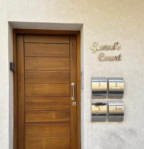 una puerta a un edificio con un cartel que lee la corte de condominios en Sliema 2 Bedroom Penthouse, en Sliema