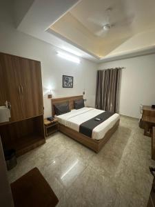 a bedroom with a large bed in a room at Gulnaar Inn Near US Counsulate Sankar nethralaya Apollo Hospital in Chennai