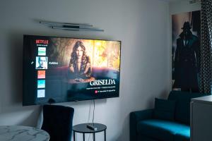 a flat screen tv hanging on a wall at Charmant Studio à Neuilly-sur-Marne in Neuilly-sur-Marne