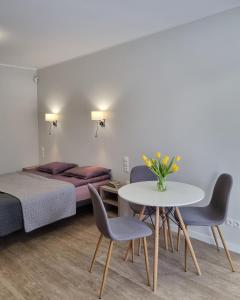 Habitación con mesa, sillas y cama en Piaskowa 13 - Apartamenty dla Podróżujących bez Dzieci en Nickelswalde