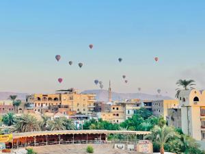 Nespecifikovaný výhled na destinaci Luxor nebo výhled na město při pohledu z hotelu