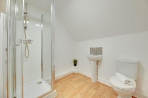y baño con ducha, aseo y lavamanos. en Charltons Bonds Apartments 14 by Week2Week en Newcastle