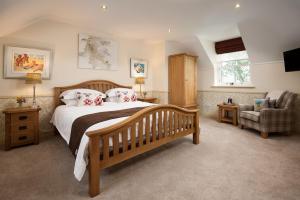 1 dormitorio con 1 cama, 1 sofá y 1 silla en Dryburgh Steading Two en Saint Boswells