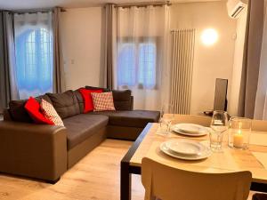 a living room with a couch and a table at Alloggio Aquila d'Oro in Creazzo