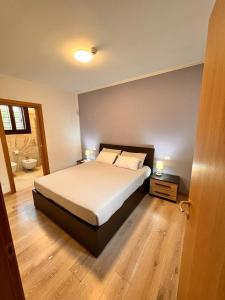 una camera con un letto con due cuscini sopra di Alloggio Aquila d'Oro a Creazzo