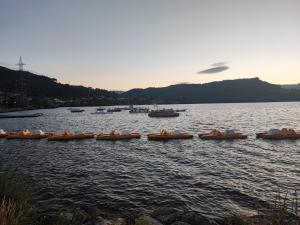 een groep kajaks op een waterlichaam bij CASA DO AVÒ in Castrelo de Miño