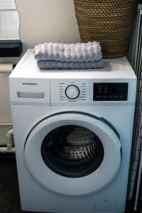 a washing machine with a towel on top of it at Charmant Studio à Neuilly-sur-Marne in Neuilly-sur-Marne
