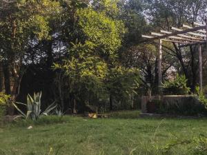 En hage utenfor La Rinconada - casa al pie de las sierras con piscina