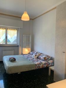 1 dormitorio con 1 cama con lámpara. en Erzelli's House Apt B con 2 camere by SMART-HOME en Génova