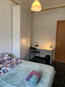 1 dormitorio con 1 cama y escritorio con escritorio en Erzelli's House Apt B con 2 camere by SMART-HOME en Génova