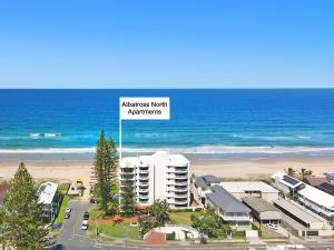 - une vue aérienne sur les appartements australias nord près de la plage dans l'établissement Albatross North Apartments, à Gold Coast