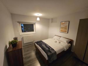 a small bedroom with a bed and a window at Apartment Near Towerbridge in London