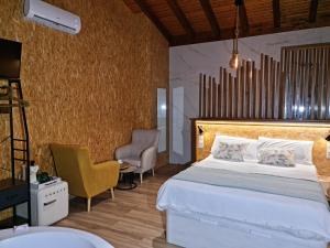 Łóżko lub łóżka w pokoju w obiekcie REMANSO DE TRASFONTAO Casa das Árbores & Bubble
