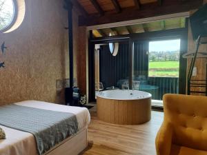 Łóżko lub łóżka w pokoju w obiekcie REMANSO DE TRASFONTAO Casa das Árbores & Bubble