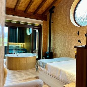 Łóżko lub łóżka w pokoju w obiekcie REMANSO DE TRASFONTAO Casa das Árbores & Bubble