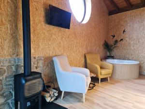 Telewizja i/lub zestaw kina domowego w obiekcie REMANSO DE TRASFONTAO Casa das Árbores & Bubble