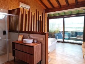 Część wypoczynkowa w obiekcie REMANSO DE TRASFONTAO Casa das Árbores & Bubble