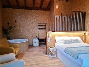 Łóżko lub łóżka w pokoju w obiekcie REMANSO DE TRASFONTAO Casa das Árbores & Bubble