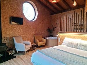 Łóżko lub łóżka w pokoju w obiekcie REMANSO DE TRASFONTAO Casa das Árbores & Bubble
