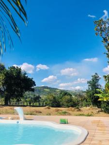 einen Pool mit Rutsche in einem Resort in der Unterkunft Chácara Nascimento in Vitória de Santo Antão