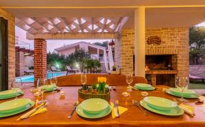 諾維格勒達爾馬提亞的住宿－Villa Ivan，一张木桌,上面有盘子和餐具