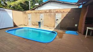 una gran bañera azul en un patio en casa pra muito gente, en Tibau do Sul