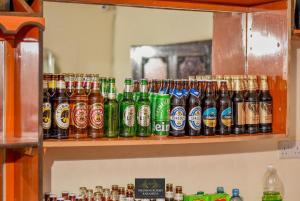 un estante lleno de muchas botellas de cerveza en Milimani Resort Kakamega, en Kakamega