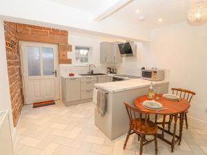 A kitchen or kitchenette at Hillside Hideaway