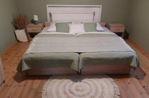 una camera da letto con un grande letto con due comodini di U Alchemika 