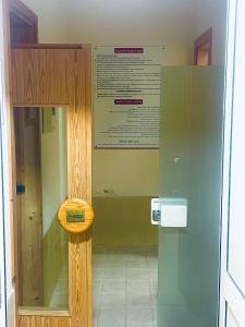 bagno con servizi igienici in camera di Ayo’s apartment a Dubai