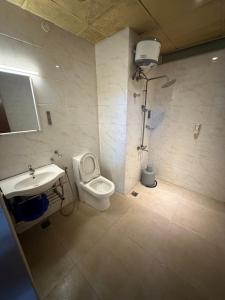 Koupelna v ubytování Gulnaar Inn + 10 fotografií