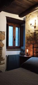Postel nebo postele na pokoji v ubytování LA CHASCONA DI FARNESE casa di tufo nel borgo