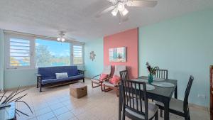 Χώρος καθιστικού στο Moana's Beach Apartment in Luquillo PR Beach View