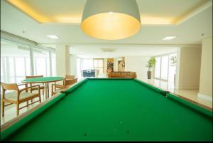 a pool table in a living room with a ball at Cobertura Resort In Mare Bali -Muriú 434 Praia de Cotovelo in Parnamirim