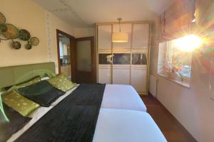 Posteľ alebo postele v izbe v ubytovaní Seaside Apartment with Parking & AC - 150 m to the Beach by Noclegi Renters
