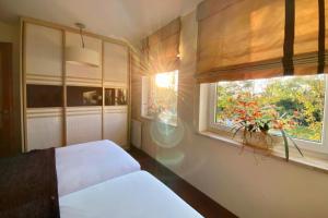 Posteľ alebo postele v izbe v ubytovaní Seaside Apartment with Parking & AC - 150 m to the Beach by Noclegi Renters
